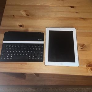 16GB iPad w/ Logitech Keyboard